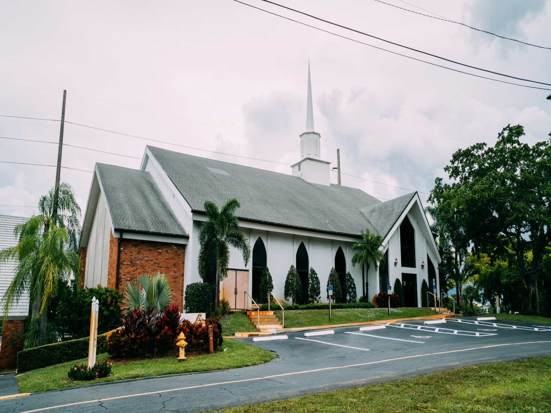 Photo of the entrance from parking of Lake Osborne Church (PCA) 2022.