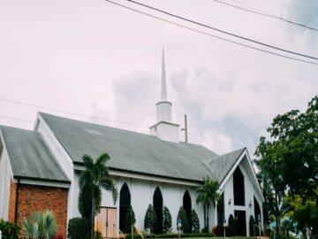 Photo of the entrance from parking of Lake Osborne Church (PCA) 2022.